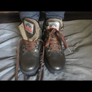 Trail walking/hiking leather woman’s boots.